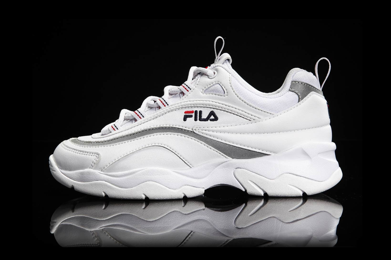 搶攻千萬少女心！ FILA Ray 全新「霓虹粉」配色登場將續搶購熱潮！