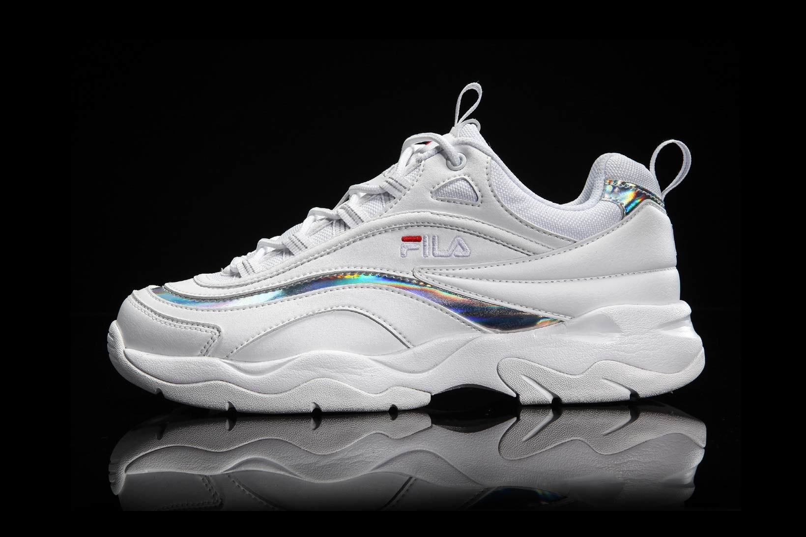 搶攻千萬少女心！ FILA Ray 全新「霓虹粉」配色登場將續搶購熱潮！