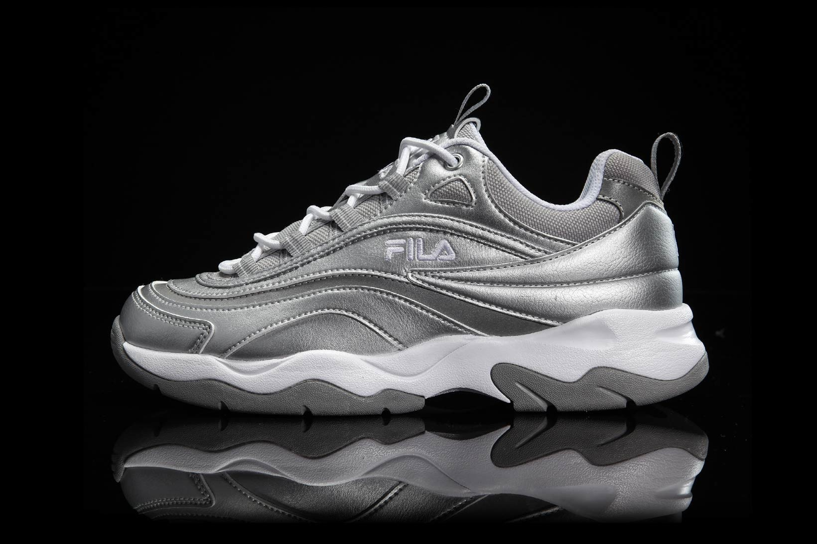 搶攻千萬少女心！ FILA Ray 全新「霓虹粉」配色登場將續搶購熱潮！