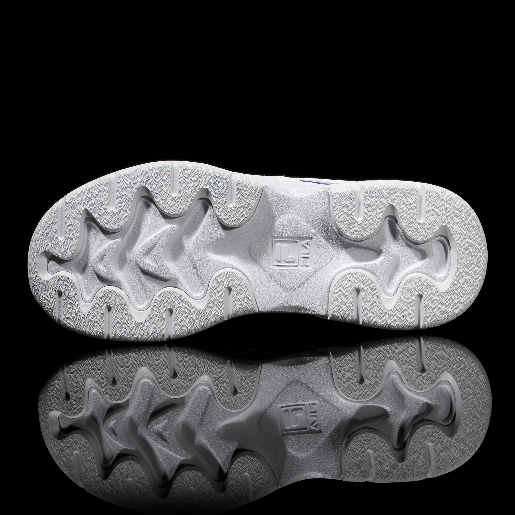 搶攻千萬少女心！ FILA Ray 全新「霓虹粉」配色登場將續搶購熱潮！