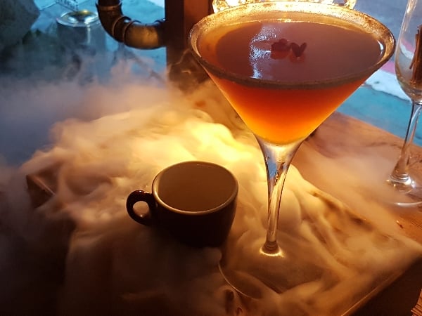 調出新高度！沒想到「枇杷膏mix調酒」這麼搭，就算店規多到炸也不能錯過！