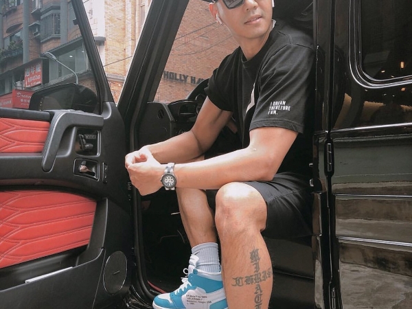 最速入手傳說達成！陳建州 IG 搶曬 OFF-WHITE x Air Jordan 1 北卡配色