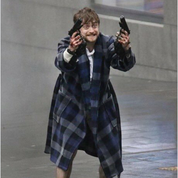 丹尼爾·雷德克里夫詭異片場照被網友惡搞　「榮恩，我發現這比魔杖更好用」！