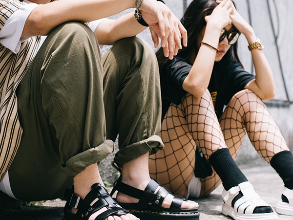 球鞋走開,讓涼鞋來!春夏「涼系潮感」穿搭就用 Dr.Martens 嗆翻街頭