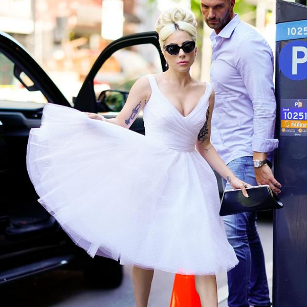 Lady Gaga 光兩天就換了 6 套衣服上街　白色紗裙被狂讚「美翻了」！
