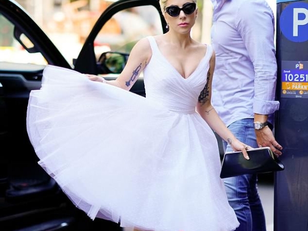Lady Gaga 光兩天就換了 6 套衣服上街 白色紗裙被狂讚「美翻了」!