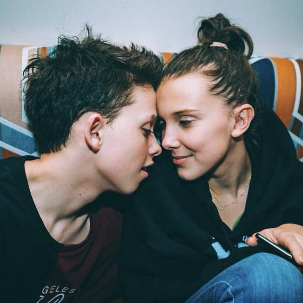 14 歲米莉芭比布朗首度分享與小男友親吻照　亞莉安娜調侃：比我的 20 歲還要強！