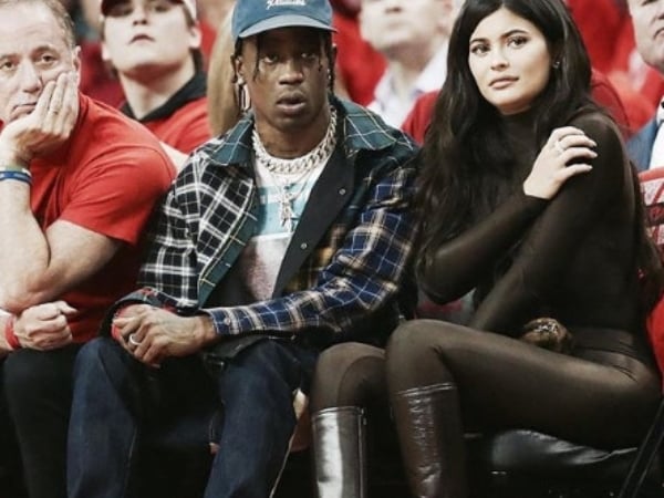 Travis Scott 與 Kylie Jenner 到場為火箭隊加油意外曝光「最新 Jordan 聯名鞋款」