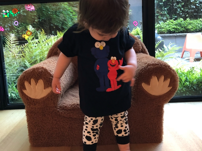 #最強曬娃照！ KAWS 女兒搶先著用 UT x KAWS x Sesame Street 三方乘聯 T-Shirt！