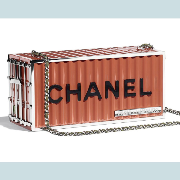 現在最具話題 It Bag 不再是 PVC，而是 Chanel 這顆 38 萬的貨櫃包！