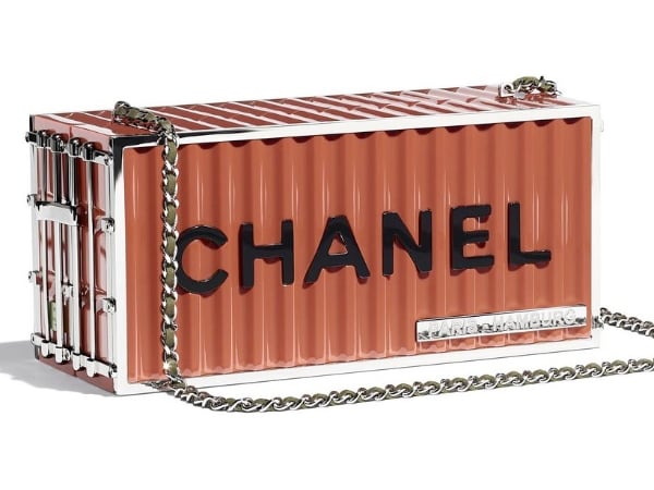 現在最具話題 It Bag 不再是 PVC，而是 Chanel 這顆 38 萬的貨櫃包！