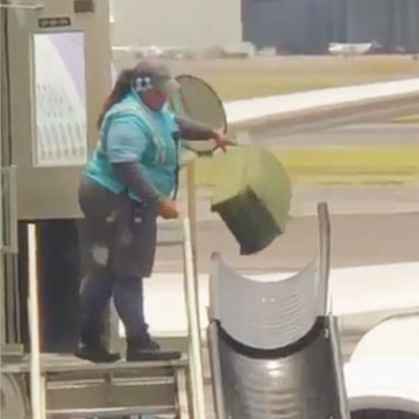 乘客的夢魘！網友拍到航空員工摔行李箱現實畫面　「難怪有時候會被摔壞」！