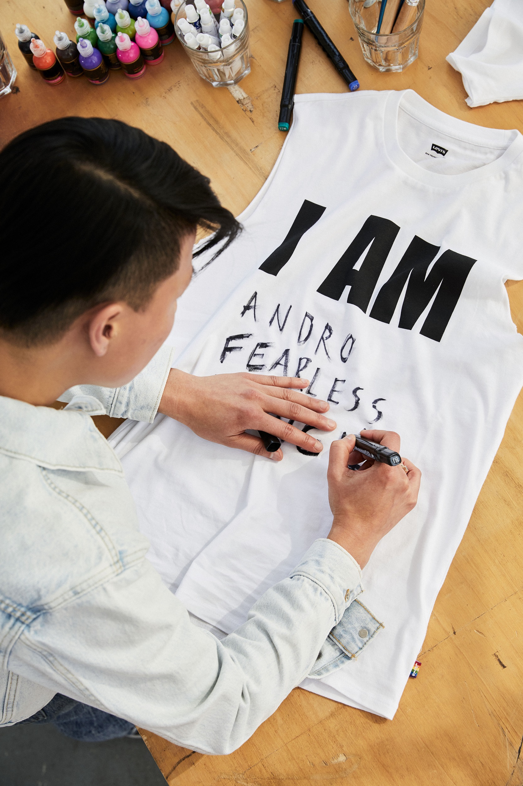 「做自己 I AM  _______」  以真我宣言為名 LEVI’S® 2018年Pride平權系列 驕傲上市