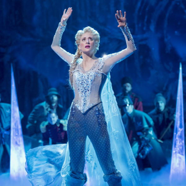 百老匯版《冰雪奇緣》舞台效果令人驚艷　艾莎一開口唱〈Let It Go〉觀眾不斷驚呼！