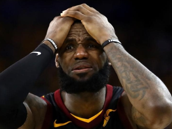 詹皇怒砍 51 分也無用！JR Smith 要命失誤　勇士於延長賽擊敗騎士率先開胡！