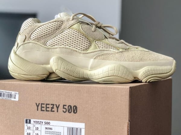 上次錯過！原價入手超夯鞋款 YEEZY 500 全新太空黃配色就在這天！