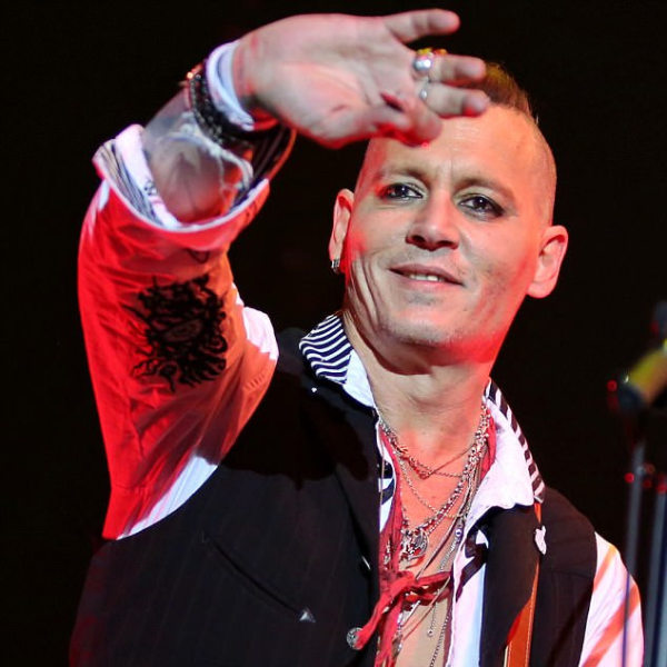 54 歲強尼戴普被曝光暴瘦身形　粉絲擔憂：你的氣色看起來像生病了！