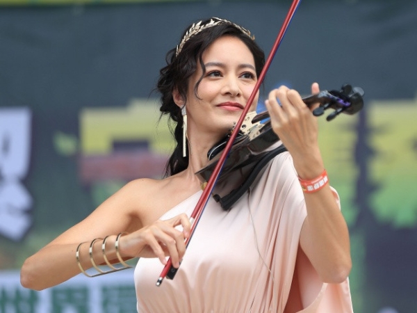 Janet 化身森林女神 為世界環境日宣導守護森林