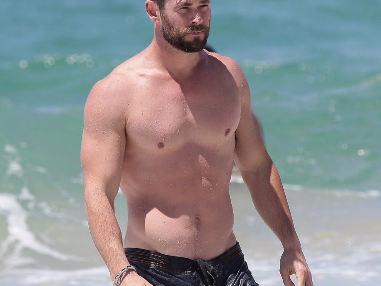 將與 Dakota Johnson 合作新電影,「雷神」Chris 為新造型瘦了一整個碼!
