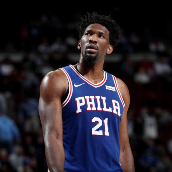 休賽期間也沒忘記練習手感！ Joel Embiid  公園鬥牛爆扣、花式耍球樣樣來