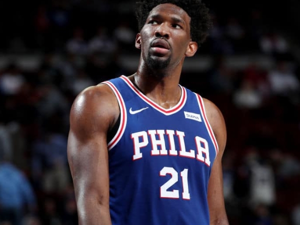 休賽期間也沒忘記練習手感！ Joel Embiid  公園鬥牛爆扣、花式耍球樣樣來