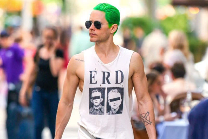 面对希斯莱杰 ( heathcliff ledger )前一版 dc 小丑的经典演出,杰瑞