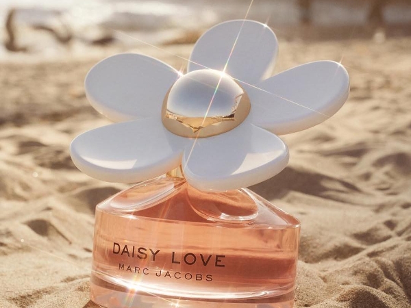 睽違三年，再結交新閨密！ Marc Jacobs 2018 「親愛雛菊淡香」 小編：光看瓶身就生火...