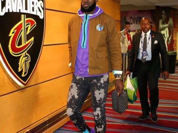 NBA 總冠軍第三戰開打！LeBron James 著用個人「第一代簽名鞋款」現身球員通道