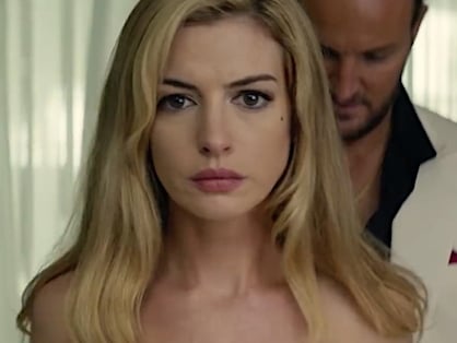 暗黑系的 Anne Hathaway,只會在這部新電影中看到!