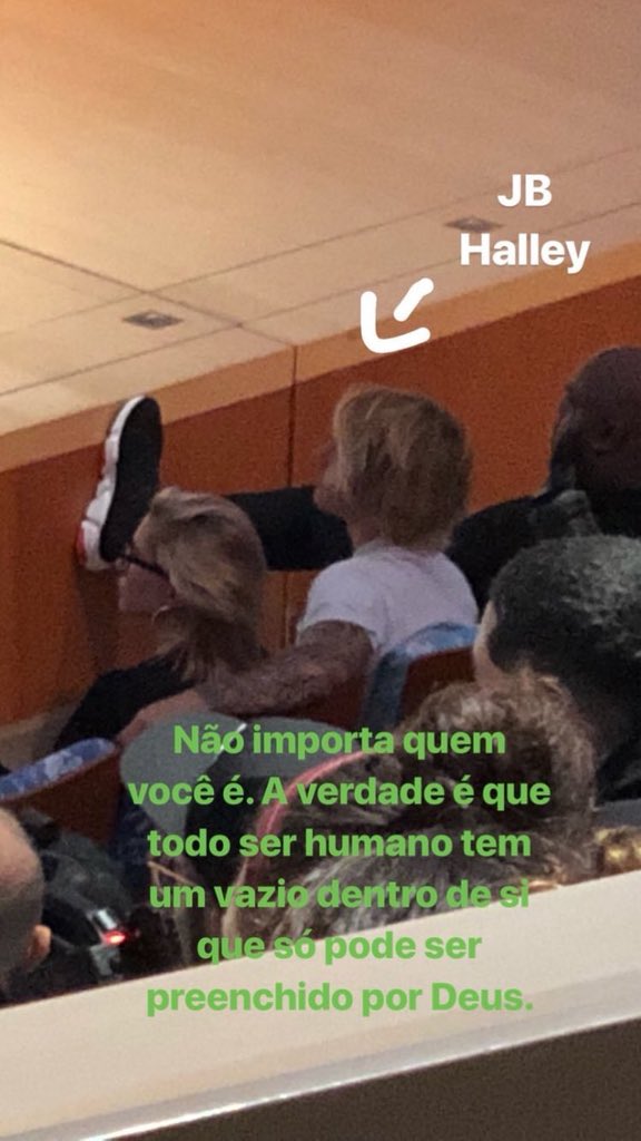 新造型帥嗎？小賈斯汀把算把頭髮一直留長　摟緋聞女友海莉鮑德溫上教會！
