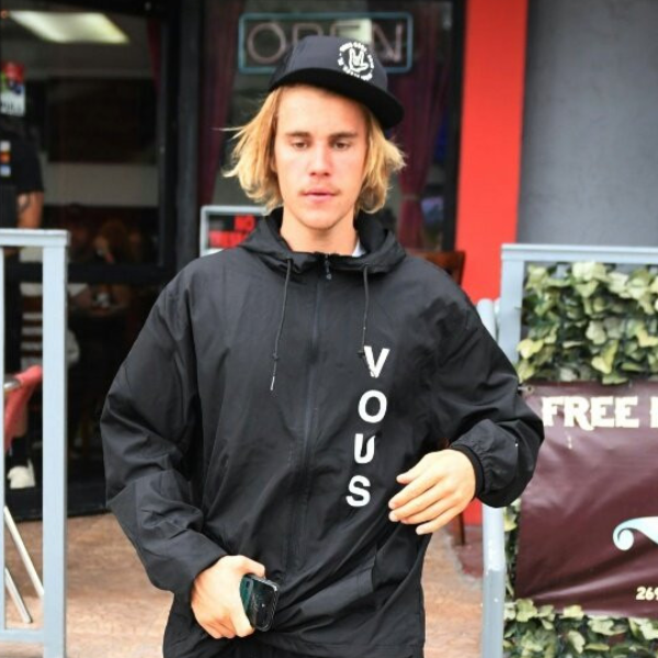 新造型帥嗎？小賈斯汀把算把頭髮一直留長　摟緋聞女友海莉鮑德溫上教會！