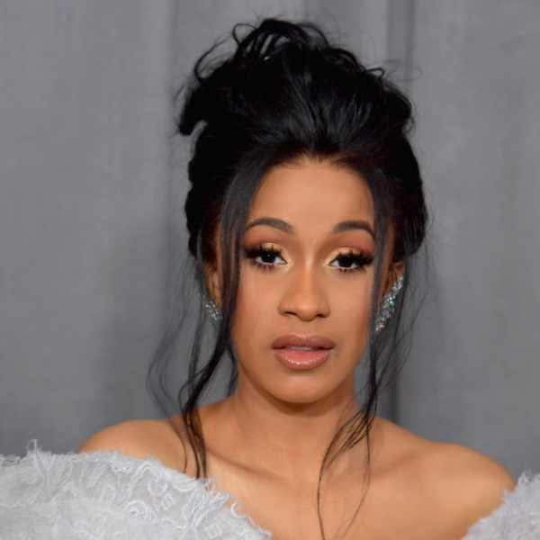 新饒舌女王 Cardi B 大方曬出素顏狀態　網友驚：眼睛憔悴好多！