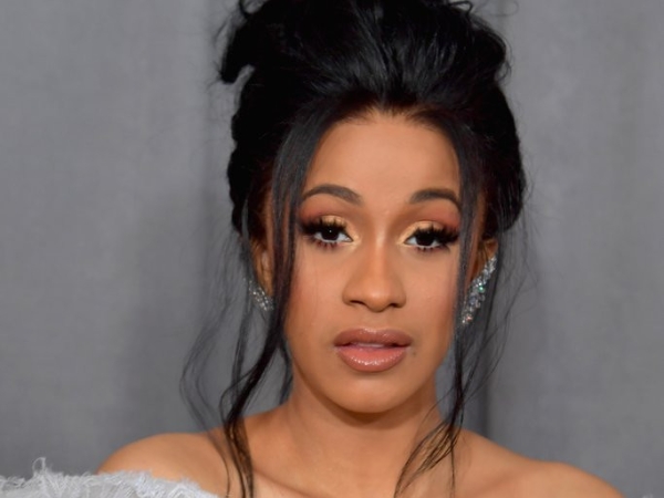 新饒舌女王 Cardi B 大方曬出素顏狀態　網友驚：眼睛憔悴好多！