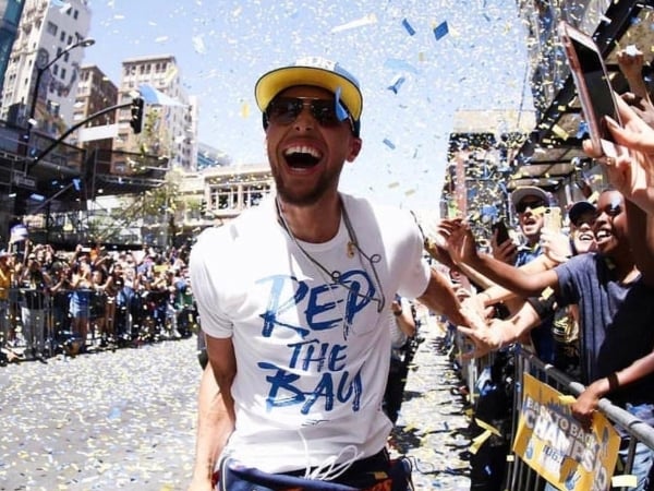 Curry、KD、 Nick Young 現身街頭與球迷同樂！NBA 總冠軍封王遊行現場花絮