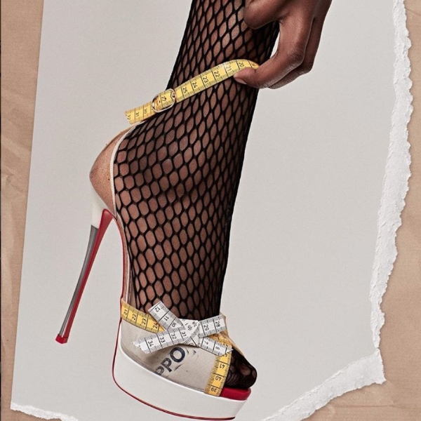 Christian Louboutin 風靡全球的「紅底鞋」也大玩 PVC 材質！2018新作將紙袋、軟皮尺、傢俱融入鞋款設計
