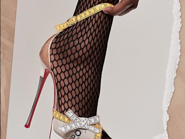 Christian Louboutin 風靡全球的「紅底鞋」也大玩 PVC 材質！2018新作將紙袋、軟皮尺、傢俱融入鞋款設計
