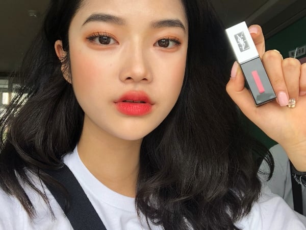 太囂張，簡直化身撩男專家！ YSL 「極限量奢華緞面霓光唇釉」，就要啾你電一波！