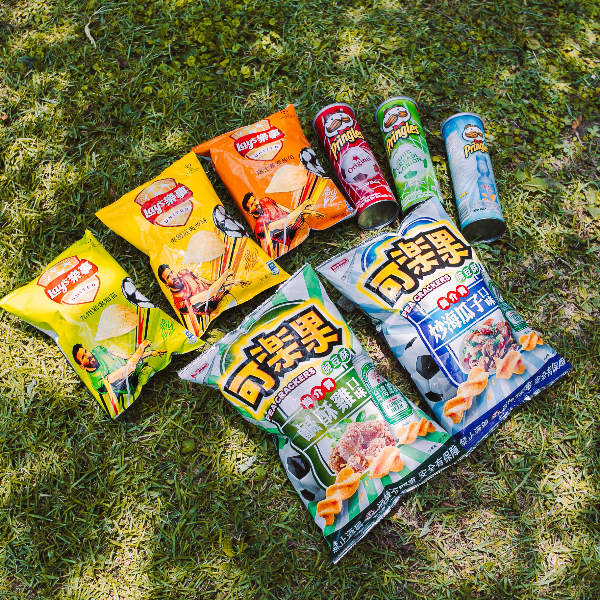 想讓女友陪你熬夜瘋世足，就用這4個超強超商零食填飽她的嘴先！