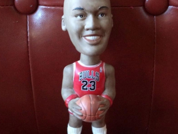 喬丹變白人、大鬍子燙玉米鬚？盤點「史上最糟糕 NBA 球員玩偶」　絕對讓你笑到不行！