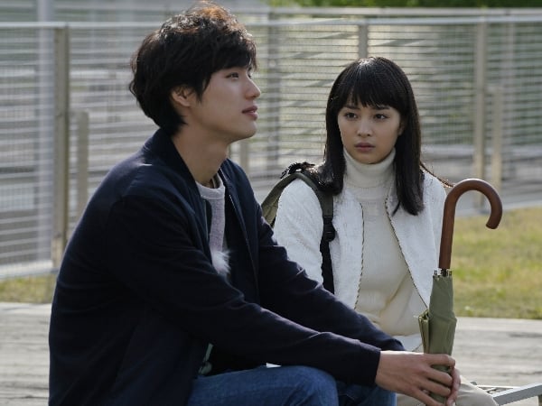 可愛教主廣瀨鈴變身神祕魔女追懸案 《拉普拉斯的魔女》與國民男友冒粉紅泡泡