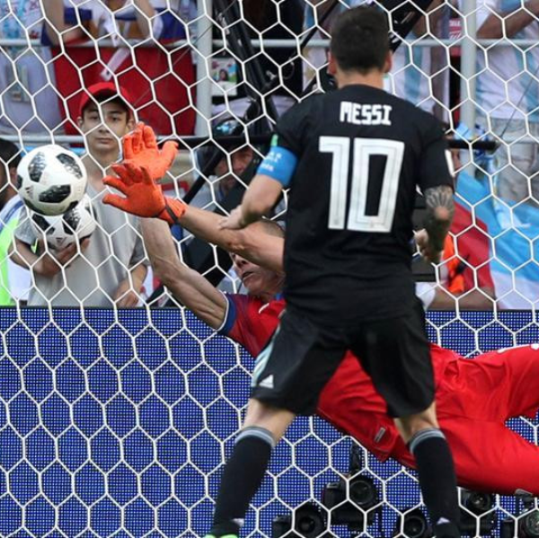 從阿根廷球王梅西腳上擋下一球　冰島門將荷杜臣爆紅被網友瘋狂熱搜！