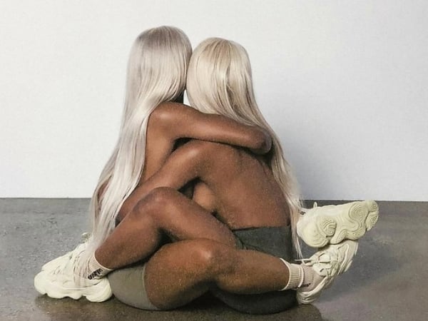 Kanye West 無極「限」！最新 Yeezy 女模特兒只穿一雙運動鞋