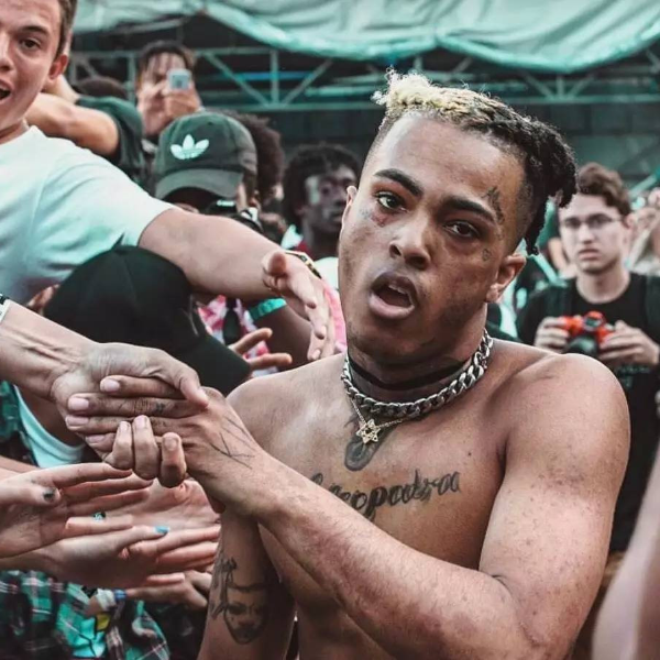 20 歲饒舌歌手 XXXTentacion 在邁阿密跑車上遭槍殺，肯爺 PO 出悼念文緬懷！