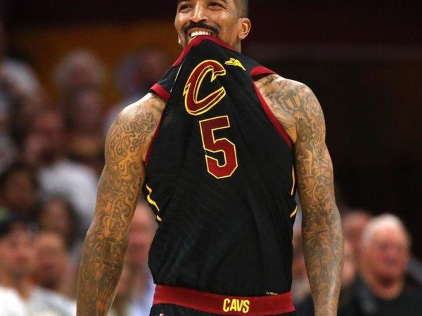 勇士 2 連霸的「關鍵英雄」！J.R. Smith 冠軍賽 G1「球衣」竟要價高達 24 萬！