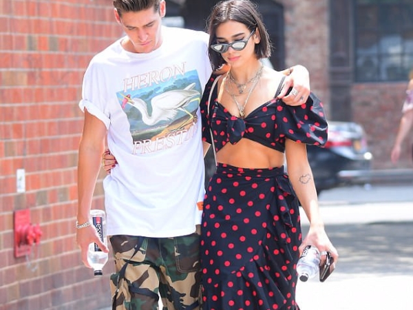 22 歲超火紅危險系女歌手 Dua Lipa 在跟誰約會？她當街親吻帥哥前男友宣告復合！