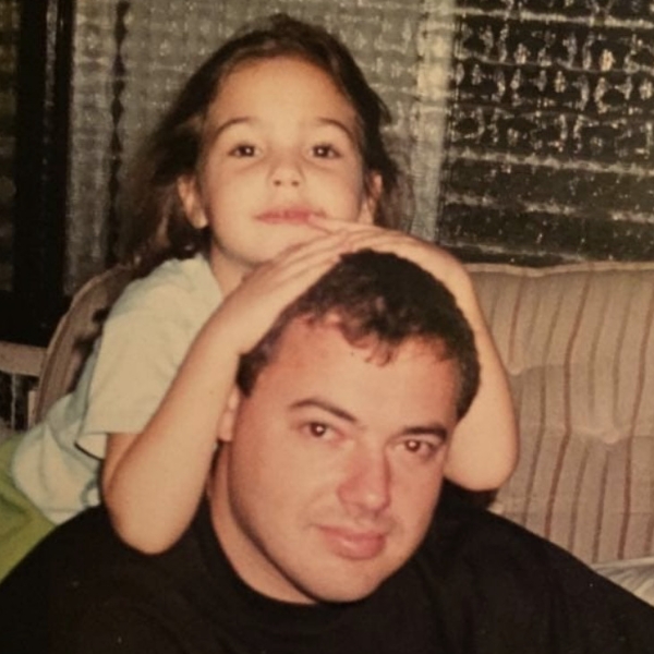 女神小時候照片曝光，蓋兒加朵父親節秀出與爸爸合照！