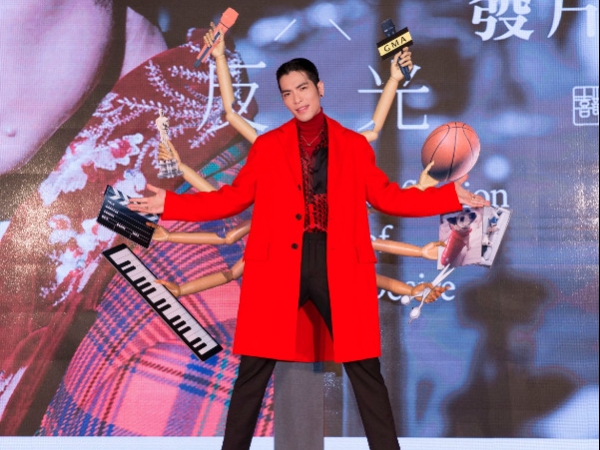 金曲歌王老蕭新專輯《慾望反光》 記者會上與主持人曾國城玩「翻湯匙」兩人玩到快崩潰！