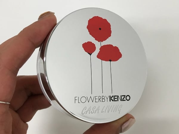 假若你喜歡 Kenzo 的經典香水 Flower by Kenzo 的話，你必定喜歡這個變奏版本！