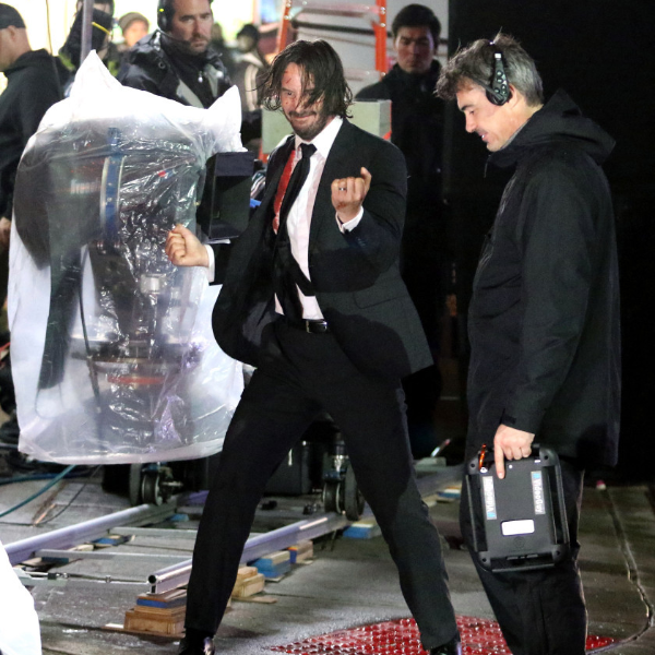 《捍衛任務 3 》拍片現場畫面再釋出，愛狗這回終於出現了！