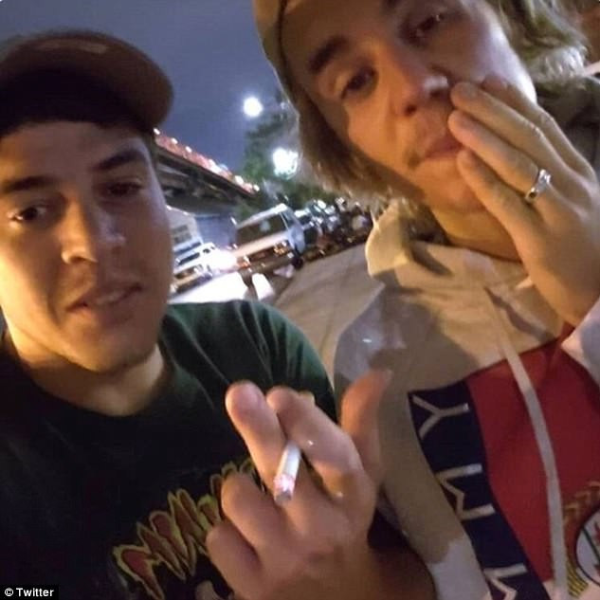 閃婚？！小賈無名指多了戒指，粉絲：很少看過他手上有飾品...